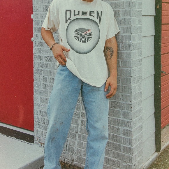 [LAST ONE] QUEEN 1978 TOUR DISTRESSED RETRO WASH MUSIC GRAPHIC BAND MUSIC TEE - Picture 2 of 4